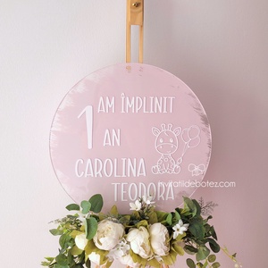 Panou plexiglas rotund aniversare 1 an roz antic si alb, cu girafa - accesorii nuntă - materiale decor pentru nuntă - tablouri și indicatoare nuntă - Artynos.ro