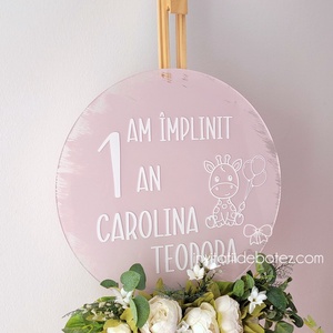 Panou plexiglas rotund aniversare 1 an roz antic si alb, cu girafa - accesorii nuntă - materiale decor pentru nuntă - tablouri și indicatoare nuntă - Artynos.ro