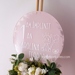 Panou plexiglas rotund aniversare 1 an roz antic si alb, cu girafa - accesorii nuntă - materiale decor pentru nuntă - tablouri și indicatoare nuntă - Artynos.ro