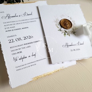 Invitatii de nunta cu margini franjurate, detalii aurii, coronita florala si sigilii - accesorii nuntă - invitații și felicitări de nuntă - invitații nuntă - Artynos.ro