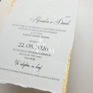 Invitatii de nunta cu embosaj floral, margini franjurate, detalii aurii si sigilii - accesorii nuntă - invitații și felicitări de nuntă - invitații nuntă - Artynos.ro