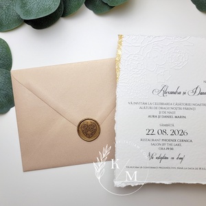 Invitatii de nunta cu embosaj floral, margini franjurate, detalii aurii si sigilii - accesorii nuntă - invitații și felicitări de nuntă - invitații nuntă - Artynos.ro