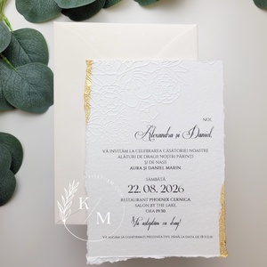 Invitatii de nunta cu embosaj floral, margini franjurate, detalii aurii si sigilii - accesorii nuntă - invitații și felicitări de nuntă - invitații nuntă - Artynos.ro