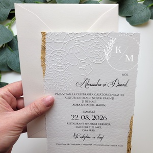 Invitatii de nunta cu embosaj floral, margini franjurate, detalii aurii si sigilii - Artynos.ro