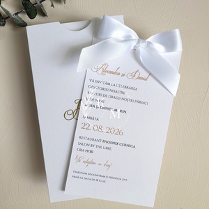 Invitatii de nunta cu plic handmade si fundite albe - accesorii nuntă - invitații și felicitări de nuntă - invitații nuntă - Artynos.ro
