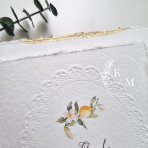 Invitatii de nunta cu margini franjurate, detalii aurii si lamai - accesorii nuntă - invitații și felicitări de nuntă - invitații nuntă - Artynos.ro