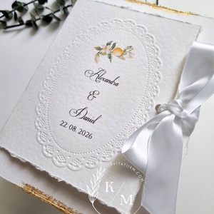 Invitatii de nunta cu margini franjurate, detalii aurii si lamai - accesorii nuntă - invitații și felicitări de nuntă - invitații nuntă - Artynos.ro