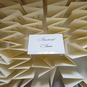 Set 50 Carduri asezare/place card-uri nunta cu detalii aurii si nume invitat - accesorii nuntă - invitații și felicitări de nuntă - invitații nuntă - Artynos.ro