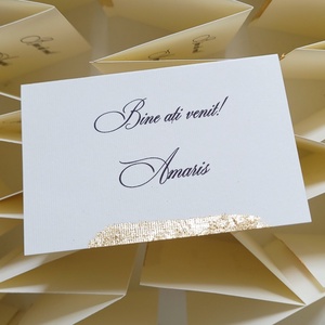 Set 50 Carduri asezare/place card-uri nunta cu detalii aurii si nume invitat - accesorii nuntă - invitații și felicitări de nuntă - invitații nuntă - Artynos.ro