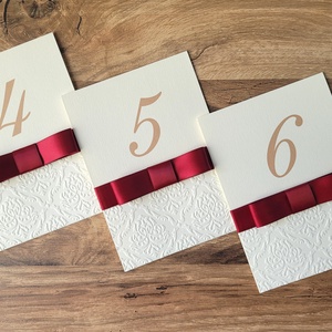 Set 10 Numere de masa nunta embosate si fundite burgundy - accesorii nuntă - invitații și felicitări de nuntă - meniu nunți și cărți meniu - Artynos.ro