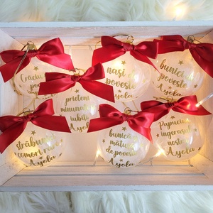 Set 8 Globuri de Craciun personalizate pentru familie, umplute cu puf alb - Artynos.ro