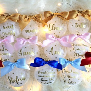 Set 8 Globuri de Craciun personalizate pentru familie, umplute cu puf alb - Artynos.ro