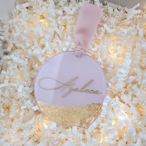 Ornament de Craciun din plexiglas cu foita aurie, personalizat cu nume, roz antic, pentru fetita - Artynos.ro