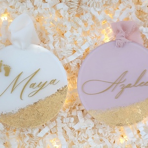 Ornament de Crăciun din plexiglas cu foiță aurie, personalizat cu nume, roz antic, pentru fetiță - crăciun - decorațiuni de crăciun de casă - globuri de crăciun - Artynos.ro