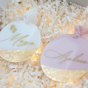 Ornament de Crăciun din plexiglas cu foiță aurie, personalizat cu nume, roz antic, pentru fetiță - crăciun - decorațiuni de crăciun de casă - globuri de crăciun - Artynos.ro