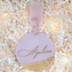 Ornament de Crăciun din plexiglas cu foiță aurie, personalizat cu nume, roz antic, pentru fetiță - crăciun - decorațiuni de crăciun de casă - globuri de crăciun - Artynos.ro