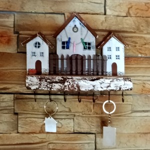 Suport pentru chei în formă de casă, cu raft rustic din lemn - casă & stil de viață - decorațiuni de casă - decorațiuni de pereți - suport pentru chei - Artynos.ro