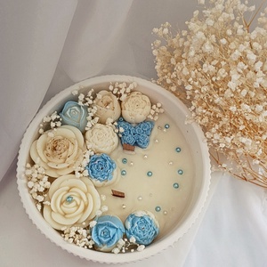 Lumanare, Casa & Stil de viata, Decoratiuni de casa, Decoratiuni de masa si rafturi, Boluri decorative, Altele, Prelucrarea lemnului, Eleganta turnata in ceara 🤍💙

Lumanare in bol, realizata manual, decorata cu flori rafinate in nuan..., ARTYNOS