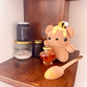Jucarie crosetata amigurumi ursulet cu albina 19 cm urs - Artynos.ro