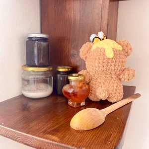Jucarie crosetata amigurumi ursulet cu albina 19 cm urs - jucării și echipamente pentru copii - plușuri - păpușă croșetată, păpușă de pluș - Artynos.ro