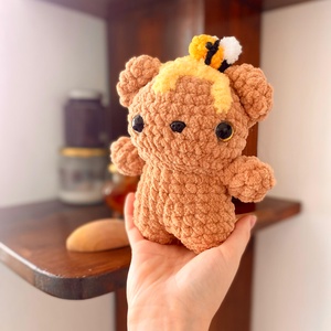 Jucarie crosetata amigurumi ursulet cu albina 19 cm urs - jucării și echipamente pentru copii - plușuri - păpușă croșetată, păpușă de pluș - Artynos.ro