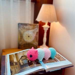 Jucarie crosetata amigurumi omida colorata 24 cm handmade - jucării și echipamente pentru copii - plușuri - păpușă croșetată, păpușă de pluș - Artynos.ro