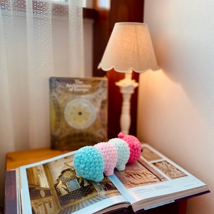 Jucarie crosetata amigurumi omida colorata 24 cm handmade - jucării și echipamente pentru copii - plușuri - păpușă croșetată, păpușă de pluș - Artynos.ro