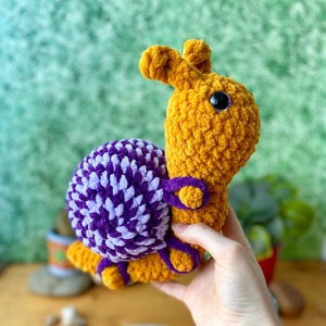Jucarie crosetata amigurumi melc cu ghiozdanel 32 cm handmade - Artynos.ro