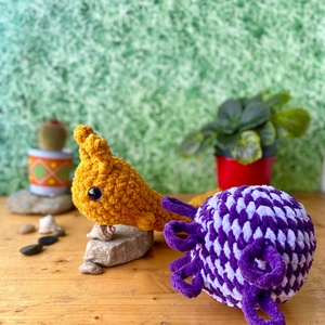 Jucarie crosetata amigurumi melc cu ghiozdanel 32 cm handmade - jucării și echipamente pentru copii - plușuri - păpușă croșetată, păpușă de pluș - Artynos.ro