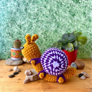 Jucarie crosetata amigurumi melc cu ghiozdanel 32 cm handmade - jucării și echipamente pentru copii - plușuri - păpușă croșetată, păpușă de pluș - Artynos.ro