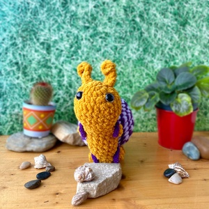 Jucarie crosetata amigurumi melc cu ghiozdanel 32 cm handmade - jucării și echipamente pentru copii - plușuri - păpușă croșetată, păpușă de pluș - Artynos.ro