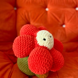 Jucarie crosetata amigurumi floare margareta rosie 34x34x28cm handmade - Artynos.ro