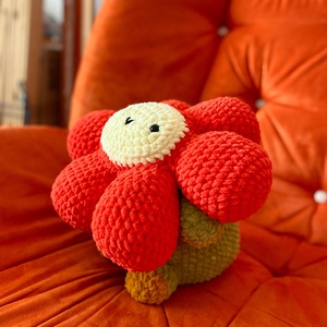 Jucarie crosetata amigurumi floare margareta rosie 34x34x28cm handmade - jucării și echipamente pentru copii - plușuri - păpușă croșetată, păpușă de pluș - Artynos.ro