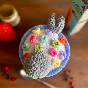 Jucarie crosetata amigurumi foca in bol de cereale 26x23 cm  - jucării și echipamente pentru copii - plușuri - păpușă croșetată, păpușă de pluș - Artynos.ro