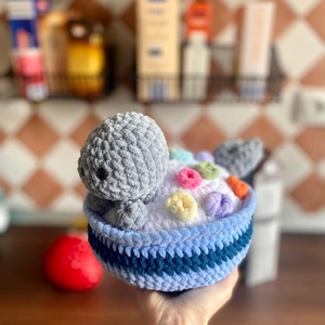 Jucarie crosetata amigurumi foca in bol de cereale 26x23 cm  - jucării și echipamente pentru copii - plușuri - păpușă croșetată, păpușă de pluș - Artynos.ro