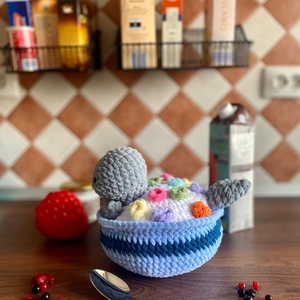 Jucarie crosetata amigurumi foca in bol de cereale 26x23 cm  - jucării și echipamente pentru copii - plușuri - păpușă croșetată, păpușă de pluș - Artynos.ro