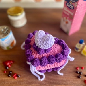 Jucarie crosetata amigurumi tort inima 17x15x10 cm  - Artynos.ro