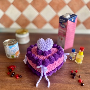 Jucarie crosetata amigurumi tort inima 17x15x10 cm  - jucării și echipamente pentru copii - plușuri - păpușă croșetată, păpușă de pluș - Artynos.ro