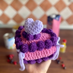 Jucarie crosetata amigurumi tort inima 17x15x10 cm  - jucării și echipamente pentru copii - plușuri - păpușă croșetată, păpușă de pluș - Artynos.ro