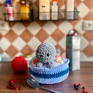 Jucarie crosetata amigurumi foca in bol de cereale 26x23 cm  - Artynos.ro