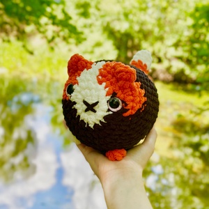 Jucarie crosetata amigurumi pisica calico 21 cm handmade - Artynos.ro