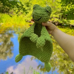 Paturica bebe crosetata amigurumi broasca/hipopotam/ crocodil 35 cm handmade - jucării și echipamente pentru copii - jucării bebeluși - pături bebeluși - Artynos.ro