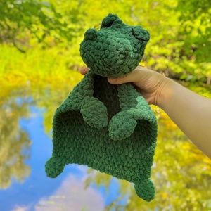 Paturica bebe crosetata amigurumi broasca/hipopotam/ crocodil 35 cm handmade - jucării și echipamente pentru copii - jucării bebeluși - pături bebeluși - Artynos.ro