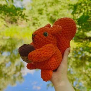 Jucarie crosetata amigurumi veverita 17x25 cm handmade - Artynos.ro
