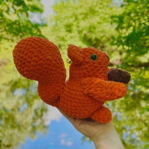 Jucarie crosetata amigurumi veverita 17x25 cm handmade - jucării și echipamente pentru copii - plușuri - păpușă croșetată, păpușă de pluș - Artynos.ro