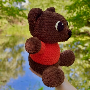 Jucarie crosetata amigurumi urs cu pulover 25x27 cm handmade - jucării și echipamente pentru copii - jucării bebeluși - pături bebeluși - Artynos.ro