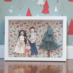 Cadou de Crăciun: portret de familie macramé personalizat în ramă albă (21x30 cm) - crăciun - cadouri de moș crăciun - cadouri de moș crăciun - Artynos.ro