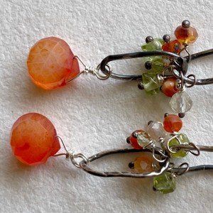 Cercei de argint cu carnelian curbat -  - Artynos.ro