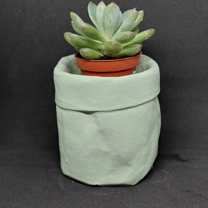 Ghiveci de beton în formă de sac încrețit de culoare verde deschis -  - Artynos.ro