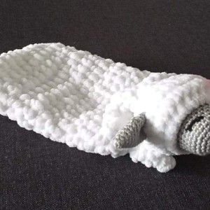 O păturică moale și pufoasă cu model de miel -  - Artynos.ro